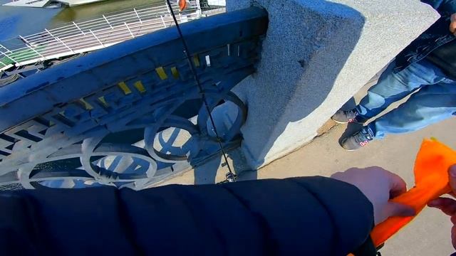 ОКУНЬ НА ДЖИГ И ВИБЫ! Рыбалка в городе. СТРИТФИШИНГ. КТО ловится в ЦЕНТРЕ МОСКВЫ? смотреть онлайн