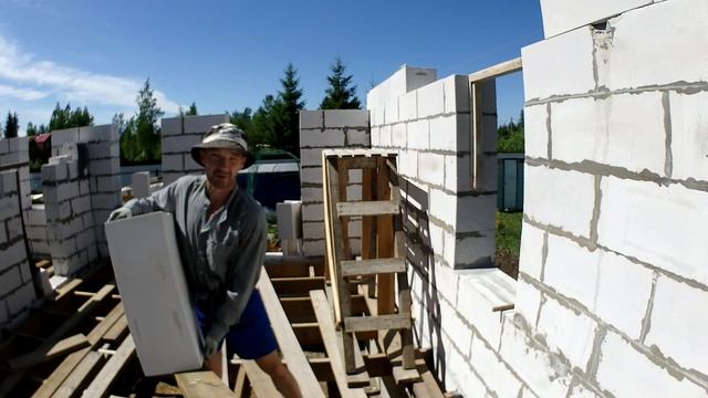 По лестнице с газоблоком "без спины".