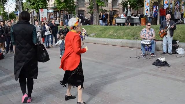 зажигательная музыка уличных музыкантов