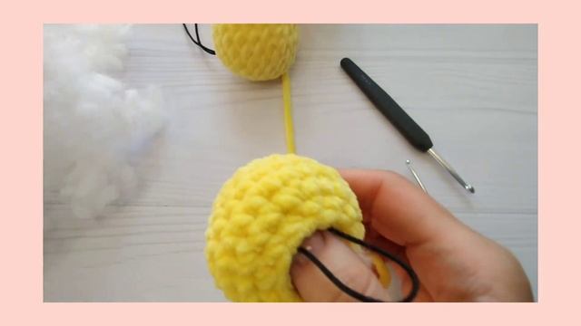 Брелок из плюшевой пряжи. Брелок крючком.Смайлик крючком.