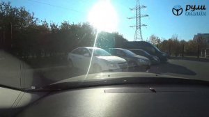 Курс уроков городской парковки. Урок 15. Заезд передом в парковку 90 градусов (отрывок)