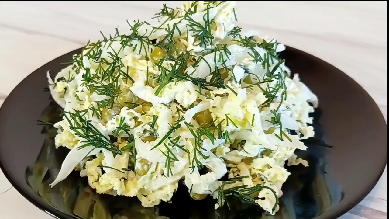 Беру БАНКУ ГОРОШКА, капусту и готовлю гениальный салат! Вкусный рецепт из простых продуктов!