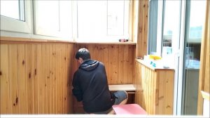 Полки из мебельных щитов на балконе