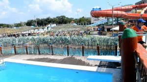 Прыжок с вышки в бассейн аквапарка