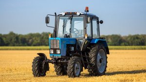 Почему у трактора задние колёса больше чем передние?