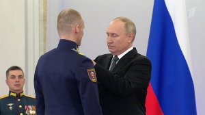 В Кремле Владимир Путин вручает награды Героям РФ