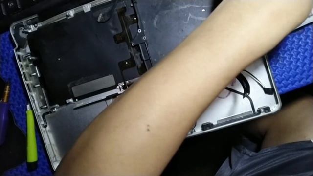 MacBook Pro  Late 2009 Touchpad Disassembly смотреть онлайн