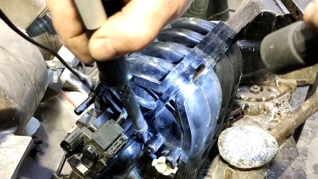 ремонт пластикового впускного коллектора KIA на коленке