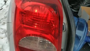 Замена ламп в заднем комбинированном фонаре (для применения на моделе Dodge Caliber)