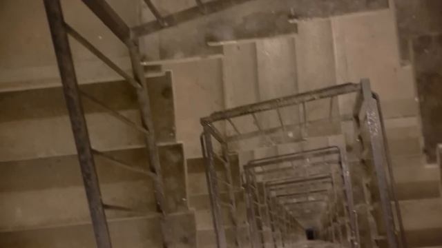 Dropping a Samsung Galaxy Note 10 Down Spiral Staircase 300 Feet - Will it Survive? смотреть онлайн