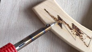 Выжигаю паяльником на деревянной пушке.