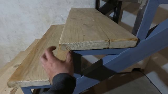 лестница на металлокаркасе с забежными ступенями своими руками
