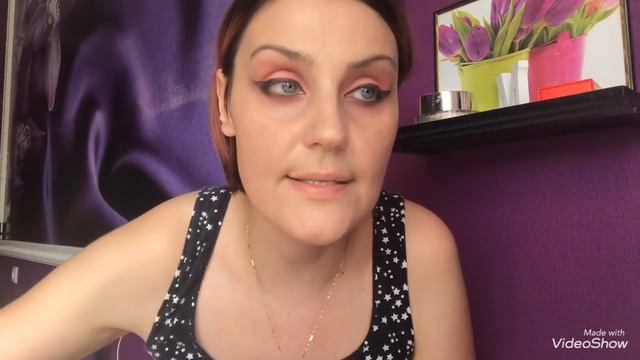 Розовые глаза и красная помада! Макияж своими руками)