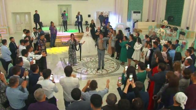 Ловзар в Алматы на Казахской свадьбе 2022 Чеченская - Лезгинка очень дерзкая Гр Рани смотреть онлайн