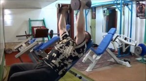 Разводка гантелей на наклонной скамье