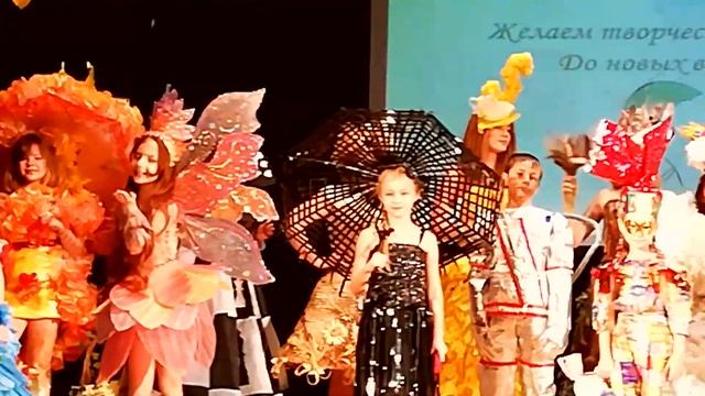 ПЛАТЬЕ ИЗ ПАКЕТОВ, БУМАГИ...A DRESS OUT OF TRASH BAGS. ЭКОЛОГИЧЕСКИЙ КОСТЮМ. КОНКУРС ЭКО-СТИЛЬ. смотреть онлайн