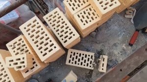 облицовочная кирпичная кладка в полный шов. облицовка дома кирпичом. кладка кирпича. монолитный дом
