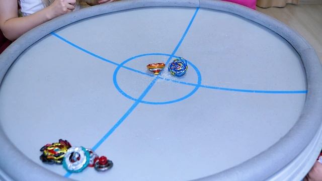 ДЕТИ ПРОТИВ РОДИТЕЛЕЙ БейБлэйд Челлендж На Большой Арене Семейный Чемпионат BeyBlade Burst смотреть онлайн