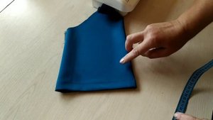 Защипы по низу рукава.