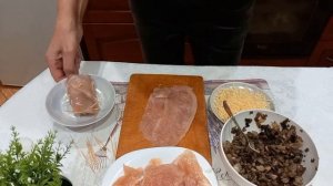 Куриные рулетики с Грибами , Сыром в пикантном сметанном соусе!!!!