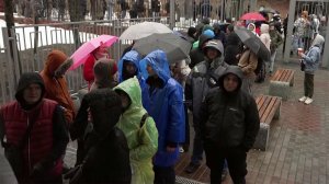 С утра люди выстраивают огромные очереди у столичных медцентров, чтобы сдать кровь для пострадавших