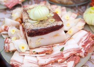 Взял небольшой кусок сала, одну луковицу и приготовил вкусный ужин для всей семьи. Бюджетный ужин!