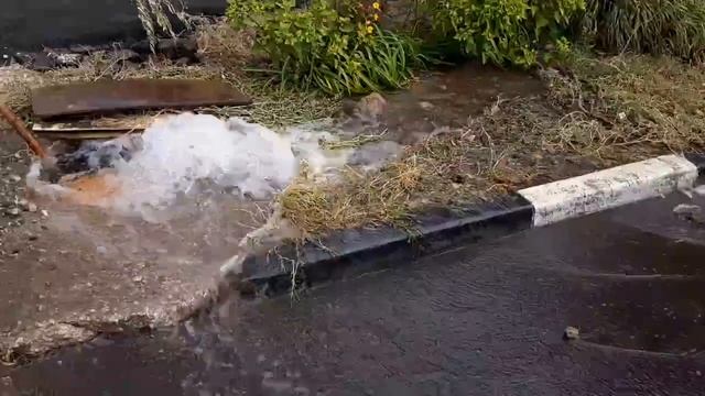 На волгоградской из открытого люка бурлит вода смотреть онлайн