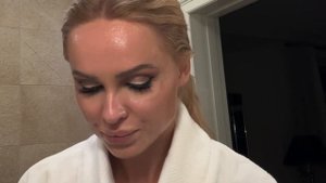 Смываем макияж гидрофильным маслом Ha Lo Beauty ?