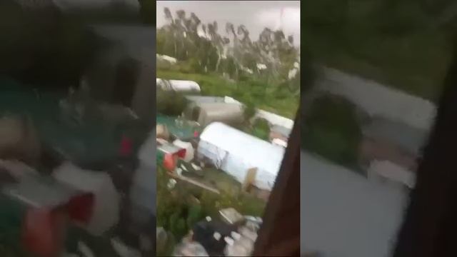 Мощный ураган в Казани сносит буквально всё на своём пути.