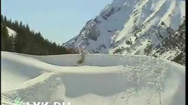 прыжок на сновборде в сугроб.avi