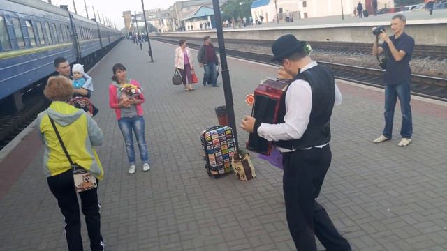 Вот как надо встречать родственников смотреть онлайн