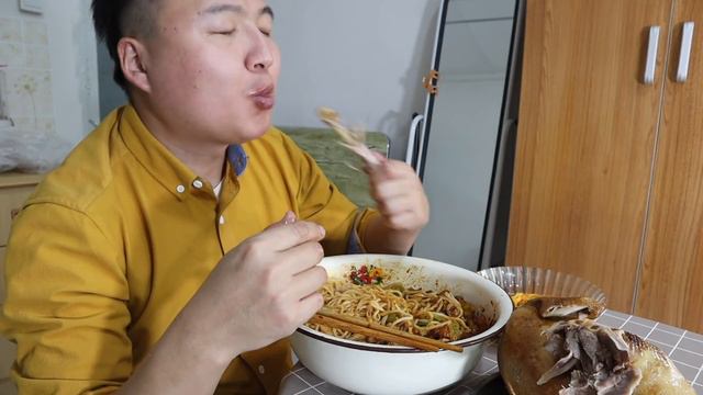 3斤半柴鸡，阿强做电饭锅焖鸡，再来2斤打卤面，饭量又见涨！【cram阿强】 смотреть онлайн