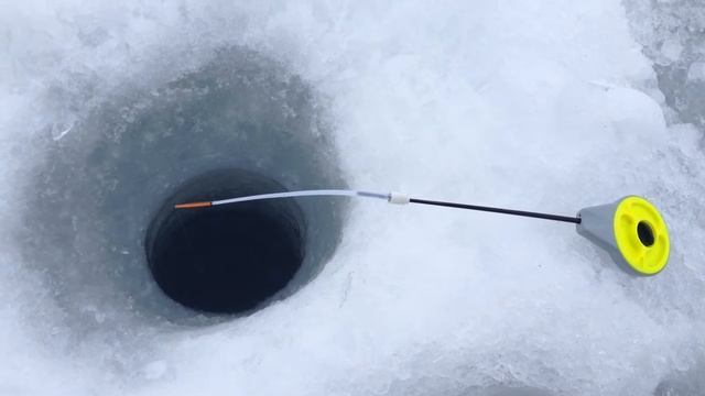 поклёвка окуня на зимнюю балалайку смотреть онлайн