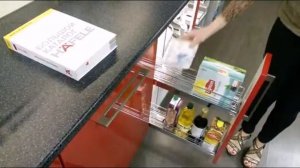 Выдвижная бутылочница на кухне. HAFELE-SHOP.ru.
