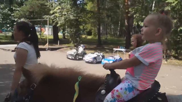 Влог. Гуляем в парке, катаемся на аттракционах. смотреть онлайн