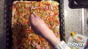 Пицца с маринованными огурцами, колбасой, сыром