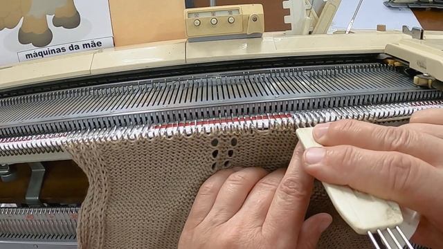 jardineira com diminuições no meio feita em máquina de tricô смотреть онлайн