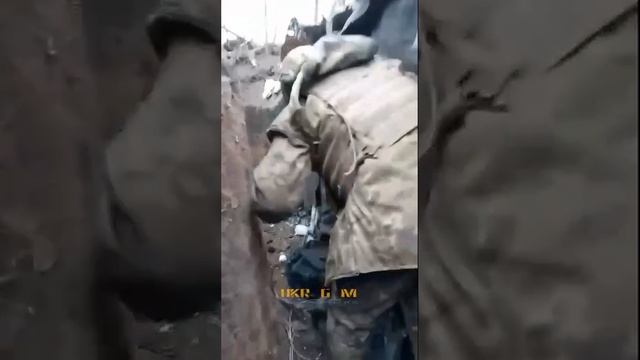 Нацист снимает на телефон их разбитые позиции. смотреть онлайн