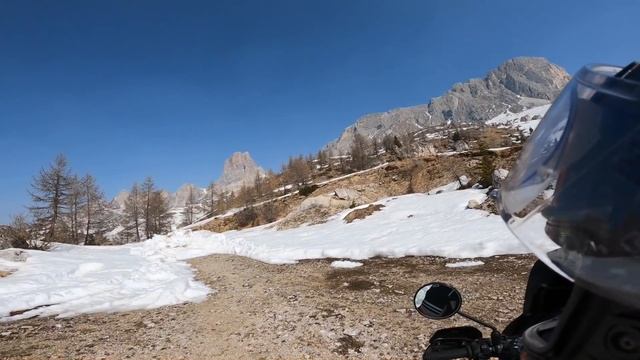 DOLOMITI in MOTO | PASSO GIAU (il più bello!) смотреть онлайн