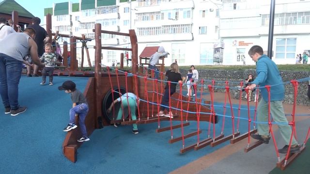 Красная площадь Детская площадка Первые травмы Есть опасные участки Смотрите за Детьми 10 07 2020