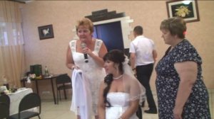 Свадьба. Невеста снимает фату.