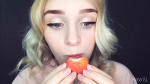 АСМР Итинг ? /Кушаю клубничку со сливками /ASMR Strawberry