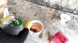 Убираем высолы и красим цоколь .
