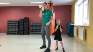 Тренировка скорости реакции боксеров и кикбоксеров с теннисным мячом