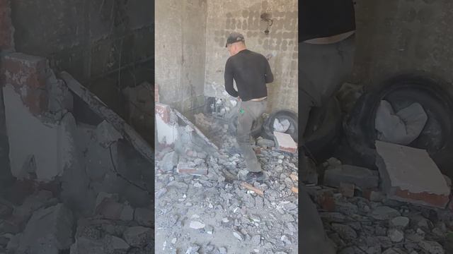 Демонтаж перегородок в ванной и туалет #демонтаж #демонтажзданий #демонтажныеработы #демонтажстен