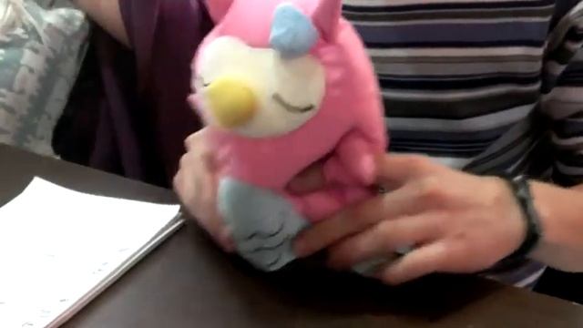 Игра игрушечной совы на воображаемой гитаре смотреть онлайн