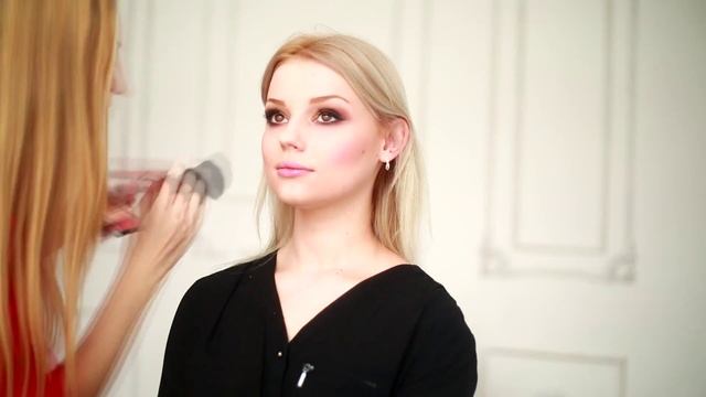 Создание свадебного образа. Прическа и макияж. Высокий пучок+синие стрелки.