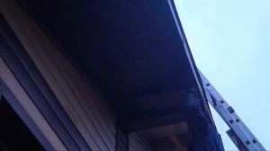 Обшивка дома сайдингом и софитами. Комбинирование цветов на фасаде.