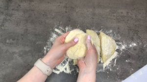 Из вчерашнего картофельного пюре, приготовила лепешки. Можно взять с собой на перекус