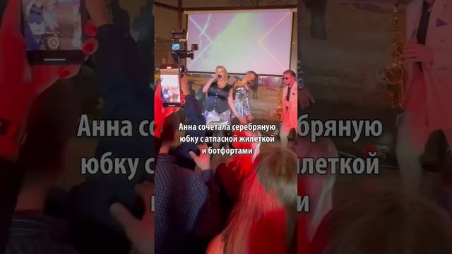 Утянула бедра юбкой-металлик, а грудь выпрыгивает из декольте: костюм Семенович поражает